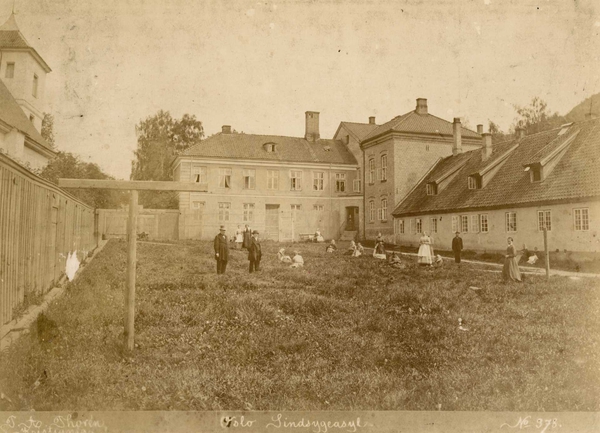 Fra luftegården på Oslo hospital ca.1870-1880. Foto: Per Adolf Thorén/Oslo museum.