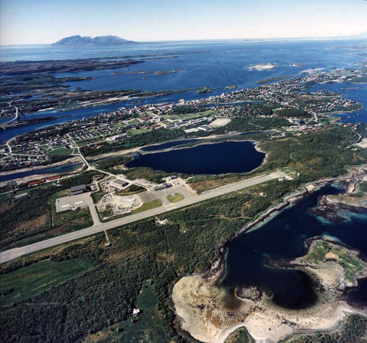 Lufthavn/Flyplass. ENBNBNN. Brønnøysund. Oversiktsbilde over