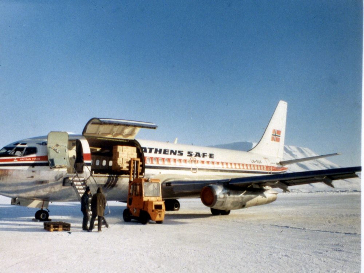 Lufthavn/Flyplass. Longyearbyen. Et fly, LN-SUA, Boeing 737 fra ...