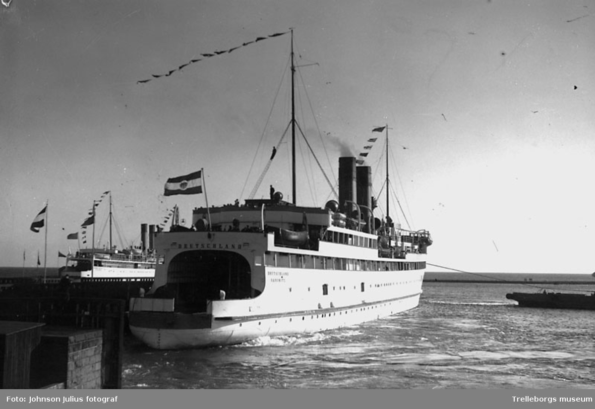 Färjan Deutschland i hamnen. 25-årsjubileum av färjeleden Trelleborg ...