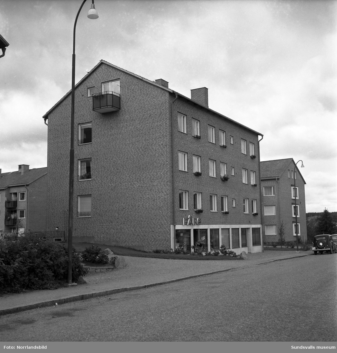 Flerfamiljshus vid Hårdvallsgatan i Nacksta. I bottenvåningens ...