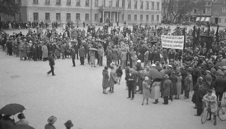 Foto av demonstration på Stortorget i Växjö, strax efter ...