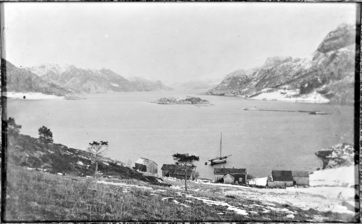 I forgrunnen de to husmannsplassene i Båtvika, Åstfjorden, Snillfjord ...