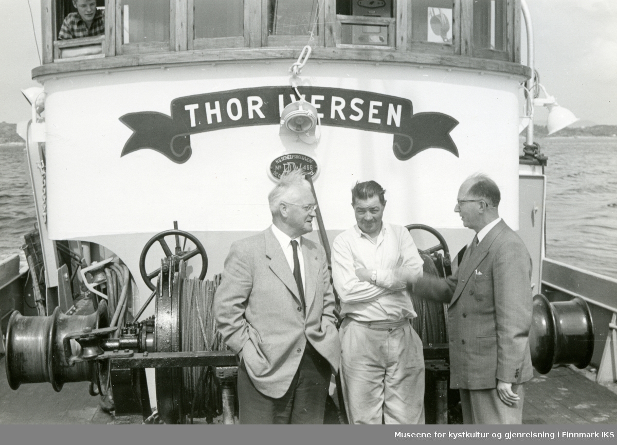 Forskningsfartøy "Thor Iversen" (B-7-B). I midten skipper Albert Strøm