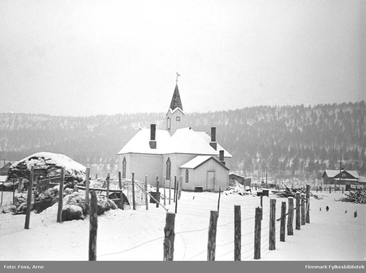 Karasjok gamle kirke under gjenreisningstid, fotografert februar-mars i ...