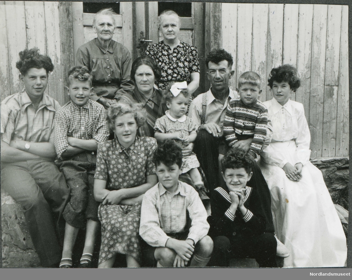 Familien til Emma og Nils Olsen. Bildet tatt på trappa i gammelhuset ...