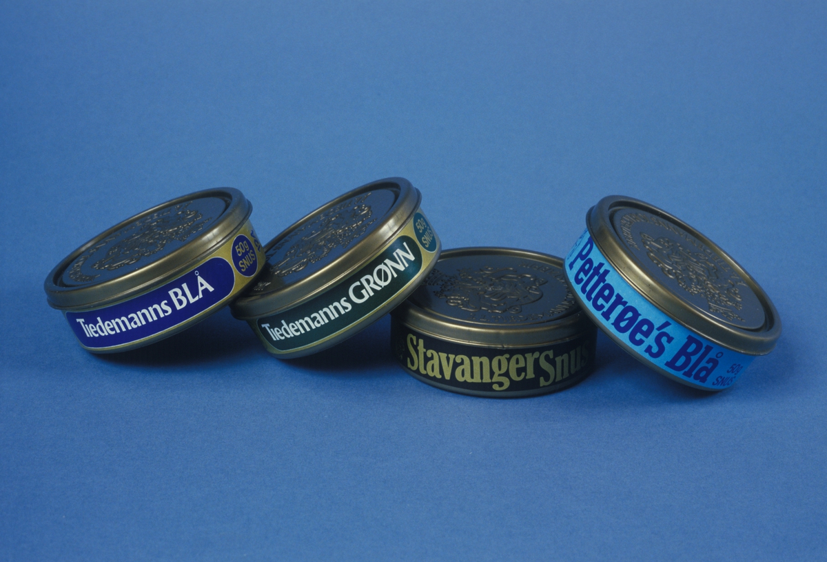 Reklamefoto av snus type Petterøes blå, Tiedemanns blå, Tiedemanns ...