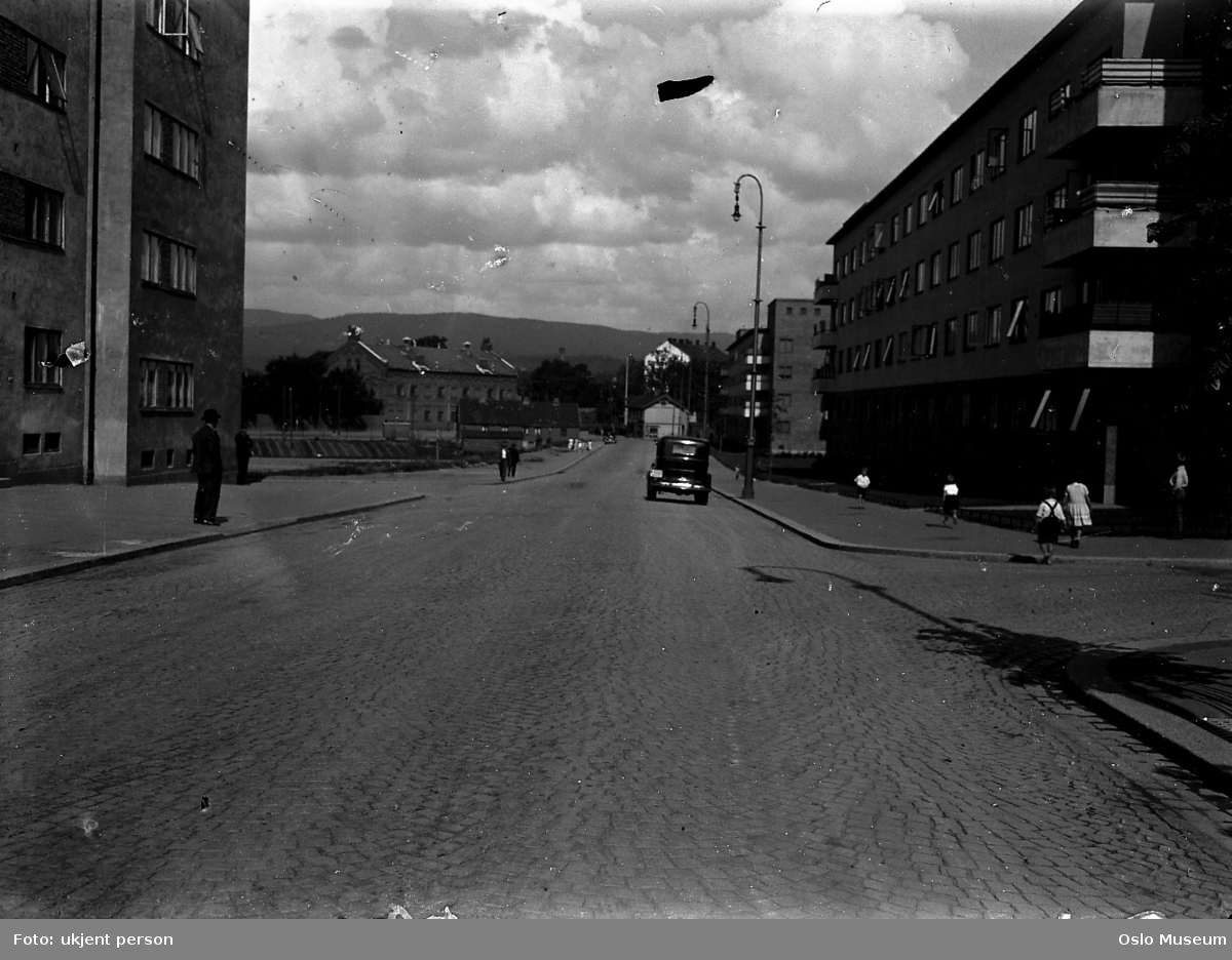 gate, bil, drosje, boligblokker, mennesker - Oslo Museum ...