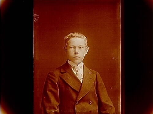 En ung man, bröstbild. Harry Larsson - Örebro läns museum / DigitaltMuseum