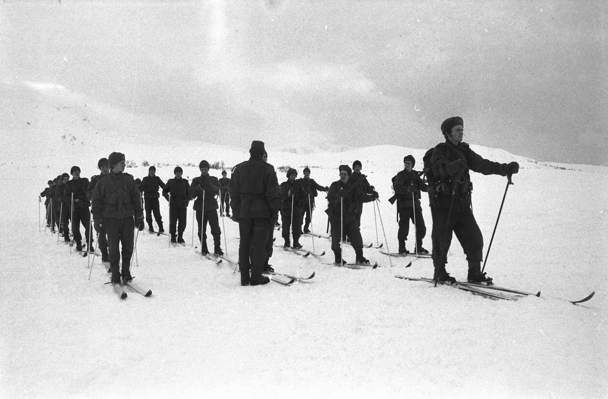 Befalsskolen Nord Norge, vinterskyting på Melå-platået ...