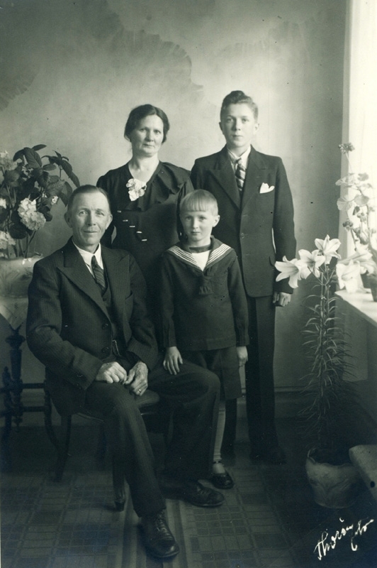 Wiktor och Alma Mattsson med sönerna 1937. Hugo Mattsson f. 1921. Bengt ...