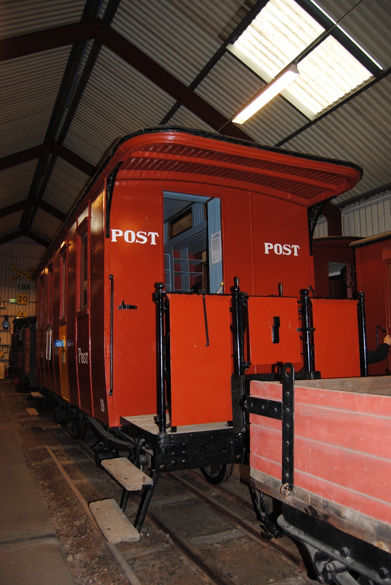 Person- och postvagn - Järnvägsmuseet / DigitaltMuseum