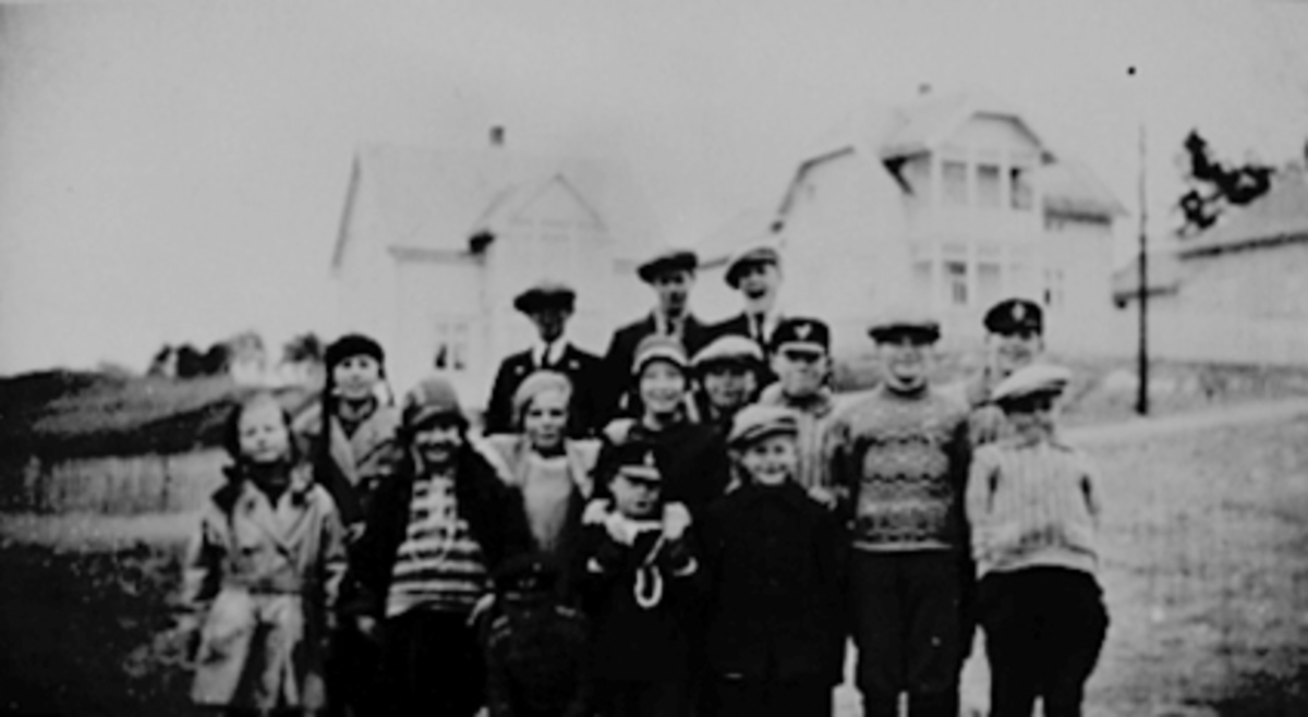 BARN OG VOKSNE PÅ ANKERLØKKA KÅRE WALBERG, ARVID TORESEN, BJARNE