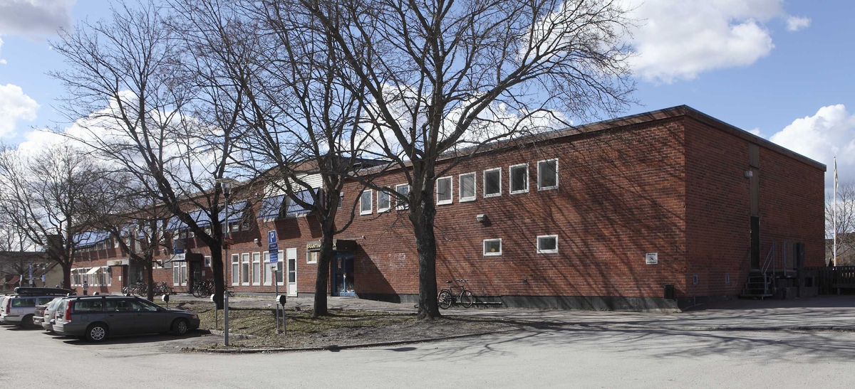 Bibliotek och ungdomsgård intill Brantingstorg, Sala backe, Uppsala ...